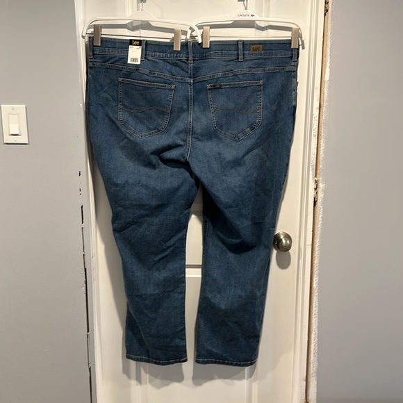 NWT-Lee Women’s Plus Size Flex Motion Regular Fit Straight Leg Jean - Picture 2 of 5